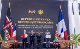 À cette occasion, Emmanuel Macron a annoncé un investissement de 700 millions d’euros porté par le groupe CMA CGM au Kenya. L’accord prévoit notamment le développement d’un terminal portuaire stratégique à Mombasa capable d’accueillir des porte-conteneurs de nouvelle génération, afin d’accompagner la croissance des échanges commerciaux en Afrique de l’Est et centrale.