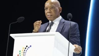 L’Afrique du Sud accélère sa transition énergétique. Selon des informations rapportées par Reuters le 19 mai, le groupe danois Topsoe a remporté un contrat d’environ 1 milliard de dollars dans le cadre du projet de Coega, une future usine d’ammoniac vert implantée dans le port de Ngqura, à Gqeberha, sur la côte est sud-africaine.