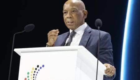 L’Afrique du Sud accélère sa transition énergétique. Selon des informations rapportées par Reuters le 19 mai, le groupe danois Topsoe a remporté un contrat d’environ 1 milliard de dollars dans le cadre du projet de Coega, une future usine d’ammoniac vert implantée dans le port de Ngqura, à Gqeberha, sur la côte est sud-africaine.