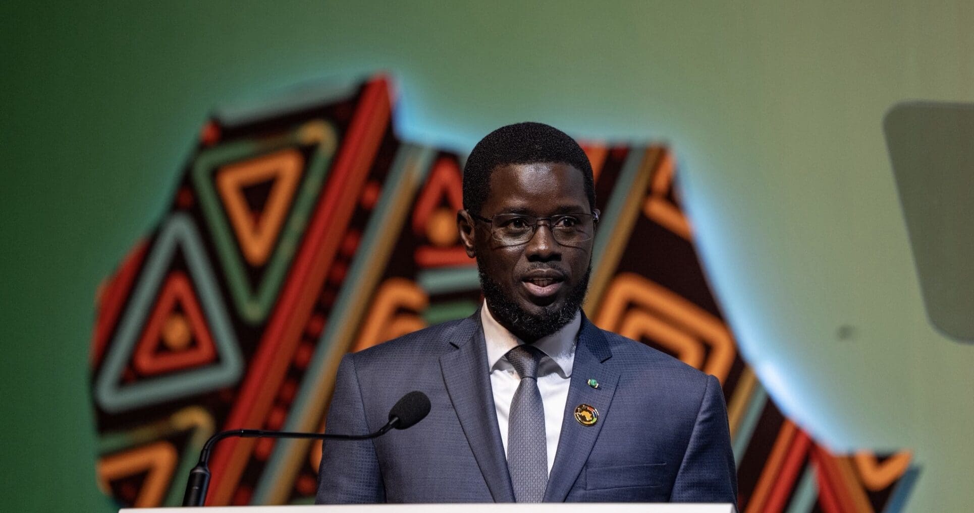Dans un message publié après l’annonce du Cabinet royal, le chef de l’État s’est réjoui de la libération prochaine des ressortissants sénégalais. « Nos compatriotes retenus au Maroc à la suite des incidents survenus en marge de la Coupe d’Afrique des Nations sont libres. Ils retrouveront bientôt les leurs », a écrit Bassirou Diomaye Faye, soulignant que cette mesure intervient « par la Grâce Royale que Sa Majesté le Roi Mohammed VI a bien voulu leur accorder à l’occasion de l’Aïd el-Kébir ».