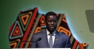 Dans un message publié après l’annonce du Cabinet royal, le chef de l’État s’est réjoui de la libération prochaine des ressortissants sénégalais. « Nos compatriotes retenus au Maroc à la suite des incidents survenus en marge de la Coupe d’Afrique des Nations sont libres. Ils retrouveront bientôt les leurs », a écrit Bassirou Diomaye Faye, soulignant que cette mesure intervient « par la Grâce Royale que Sa Majesté le Roi Mohammed VI a bien voulu leur accorder à l’occasion de l’Aïd el-Kébir ».