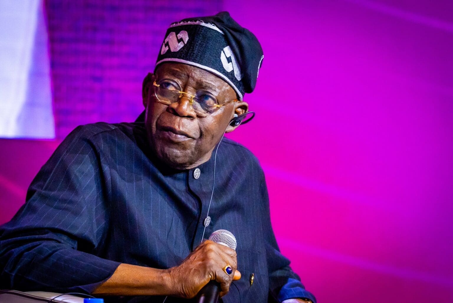 Le parti au pouvoir a tenu ses primaires présidentielles samedi après qu'un candidat surprise, Stanley Osifo, a défié le chef de l’Etat. Tinubu a finalement obtenu 11 millions de voix contre 16.500 pour son rival. Un score stalinien.