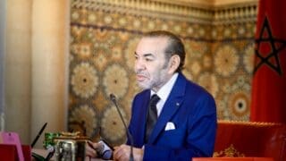"Vu les relations fraternelles séculaires qui lient le Royaume du Maroc et la République du Sénégal, et à l’occasion de l’avènement de Aïd Al Adha, Sa Majesté le Roi Mohammed VI, que Dieu L’assiste, a bien voulu accorder, pour des considérations humaines, Sa Grâce Royale aux supporters sénégalais condamnés pour des infractions commises à l’occasion des compétitions de la Coupe d’Afrique des Nations, organisées par le Royaume du Maroc du 21 décembre 2025 au 18 janvier 2026.