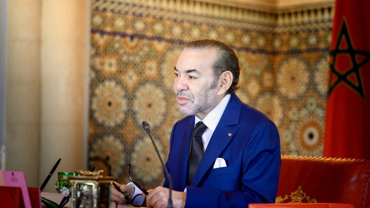 "Vu les relations fraternelles séculaires qui lient le Royaume du Maroc et la République du Sénégal, et à l’occasion de l’avènement de Aïd Al Adha, Sa Majesté le Roi Mohammed VI, que Dieu L’assiste, a bien voulu accorder, pour des considérations humaines, Sa Grâce Royale aux supporters sénégalais condamnés pour des infractions commises à l’occasion des compétitions de la Coupe d’Afrique des Nations, organisées par le Royaume du Maroc du 21 décembre 2025 au 18 janvier 2026.