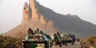 Le Mali fait face à une situation sécuritaire critique et est en proie à l'incertitude et à la fébrilité après les attaques sans précédent des jihadistes du Groupe de soutien à l'islam et aux musulmans (JNIM, allié à Al-Qaïda) et de la rébellion du Front de libération de l'Azawad (FLA) contre des positions stratégiques de la junte.