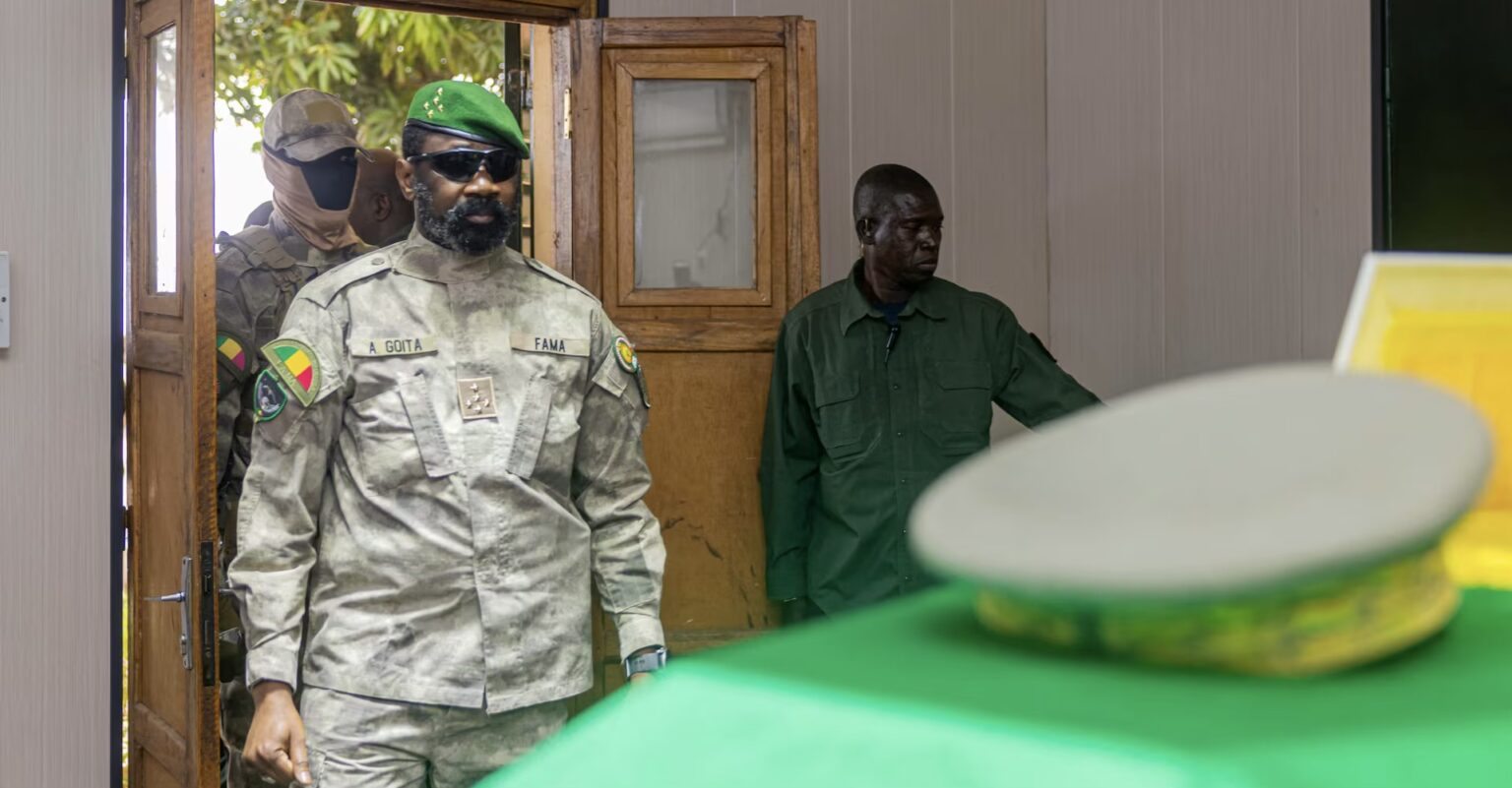 Depuis le lundi 4 mai, le Général Assimi Goïta assure les fonctions de ministre de la Défense et des Anciens combattants, selon un décret lu sur les antennes de la télévision nationale, ORTM. Cette décision intervient neuf jours après la mort du Général Sadio Camara, 47 ans, architecte du rapprochement entre Bamako et Moscou, tué devant sa résidence de Kati, la ville-caserne proche de la capitale.