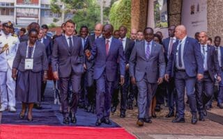 Le Président Macron est arrivé à Nairobi en provenance d'Égypte, au deuxième jour de sa tournée africaine, et a tout de suite rencontré son homologue kényan William Ruto, qu'il considère comme un allié-clé à l'heure où la France cherche à diversifier ses relations sur le continent après des années de déboires dans ses anciennes colonies.