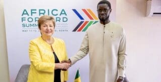 Et pour rappeler qui est le patron, le président Diomaye Faye a rencontré la directrice générale du FMI, Kristalina Georgieva, en marge de l’Africa Forward Summit à Nairobi. Les deux dirigeants ont discuté de solutions potentielles aux problèmes d'endettement du Sénégal. Le président sénégalais et la patronne du FMI ont convenu de poursuivre les discussions, a indiqué le bureau du chef de l’Etat sénégalais dans son communiqué.