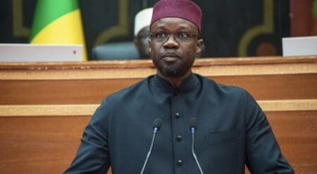 Le président sénégalais, Bassirou Diomaye Faye, "a mis fin aux fonctions" de son Premier ministre et ancien mentor Ousmane Sonko et à celles de son gouvernement vendredi soir par décret, après des mois de tensions entre les deux hommes.