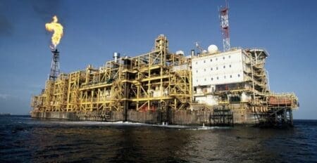 Les discussions, bien qu'à un stade préliminaire, s'inscrivent dans une volonté de monétiser des infrastructures critiques pour réallouer des capitaux vers de nouveaux projets de développement. Au cœur de cette transaction potentielle figurent les actifs stratégiques situés au Congo et au Mozambique où Eni exploite actuellement trois unités flottantes, dont une plateforme au Congo-Brazzaville qui liquéfie le gaz issu de gisements offshore pour l'exportation.