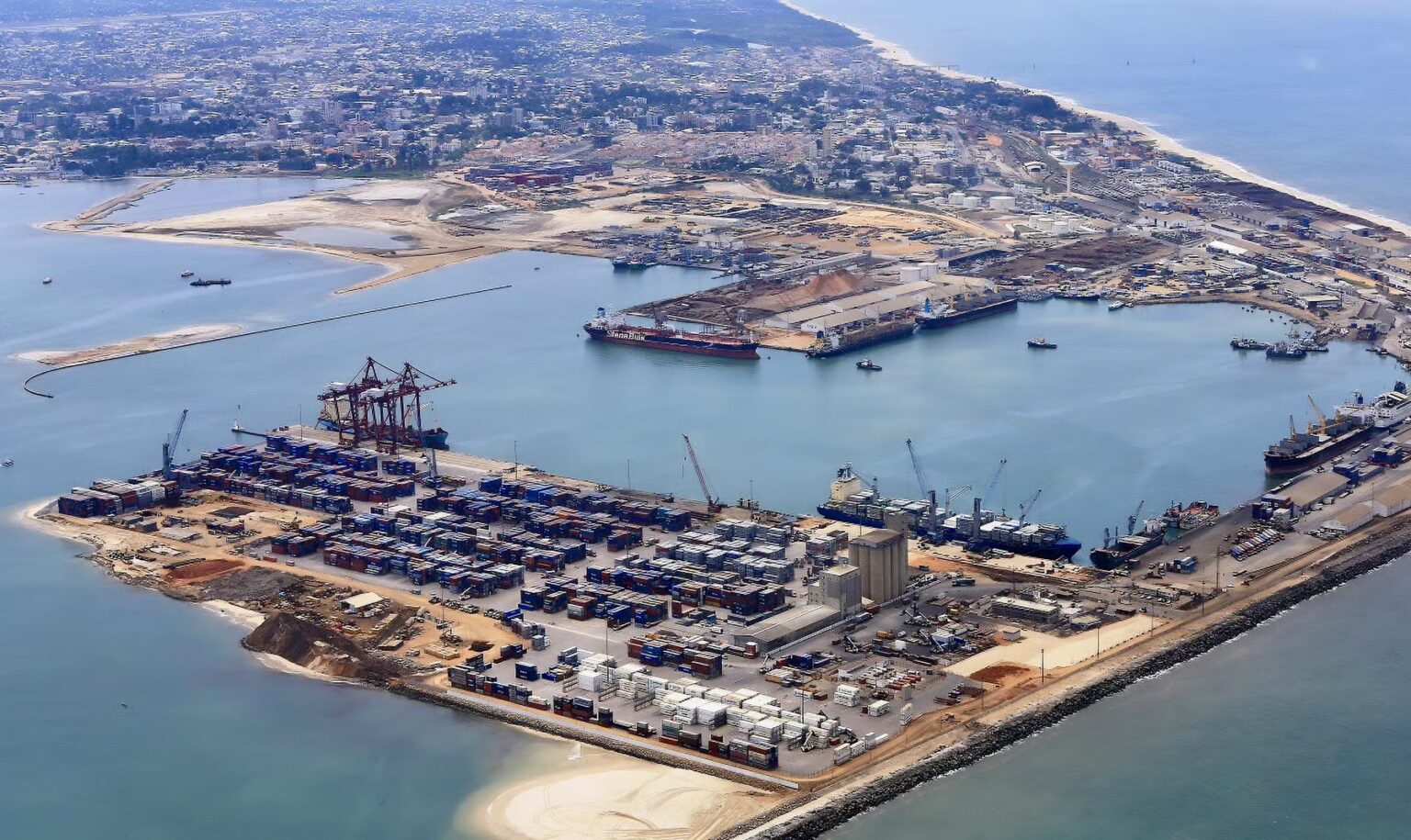Congo-B | Investissement : AD Ports Group accélère son déploiement à Pointe-Noire Ces accords interviennent dans le cadre du contrat de concession conclu entre le gouvernement congolais et AD Ports Group pour une durée de trente ans, avec une option de prolongation de vingt années supplémentaires.