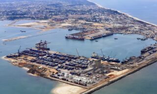 Ces accords interviennent dans le cadre du contrat de concession conclu entre le gouvernement congolais et AD Ports Group pour une durée de trente ans, avec une option de prolongation de vingt années supplémentaires.
