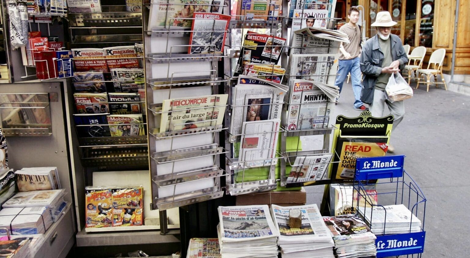 Le tracteur des entreprises de presse et leur plus grande peine aussi, reste les recettes issues de leur édition-papier. Ces dernières pèsent lourd, tout en reculant année après année, et engendrent des coûts de production considérables qui plombent les résultats. Sauf exceptions, comme dans le cas du «Monde» où le digital pèse pour 52% des recettes en 2025, des Echos, où il compte pour 60% du chiffre d'affaires, où encore pour Le Figaro où il représente 50% des recettes en 2024, la transformation digitale des titres n’a pas encore produit les effets escomptés.