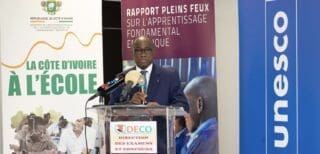 Chaque année, en Côte d’Ivoire, des centaines de milliers d’élèves supplémentaires prennent le chemin de l’école. Avec une population dépassant désormais les 30 millions d’habitants et une jeunesse majoritaire, la pression sur le système éducatif s’accentue, notamment dans les zones rurales. Dans ce contexte, l’éducation s’impose comme un axe clé de l’action portée par le Président Alassane Ouattara, en ligne avec l’Objectif de développement durable n°4 (ODD 4) et l’Agenda 2030 de l’ONU.
