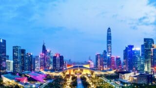 Il y a encore deux ans, une grande partie des investisseurs internationaux considérait la Chine comme un marché actions non investissable. «Les tensions géopolitiques, la crise immobilière et la faiblesse de la consommation avaient fortement entamé la confiance. Pourtant, derrière ces turbulences macroéconomiques, une transformation plus profonde est à l’œuvre : peu à peu, la Chine s’impose comme l’un des centres névralgiques de l’innovation mondiale», salue Naomi Waistell, gérante actions émergentes chez Carmignac, sollicitée par Capital.