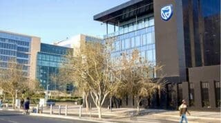 Au 23 mai 2026, la course à la valorisation boursière entre les trois géants bancaires sud-africains - Standard Bank, Capitec Bank et FirstRand - atteint un niveau particulièrement disputé.