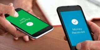En Ouganda, tout s’est joué en un exercice budgétaire. Une taxe journalière sur les réseaux sociaux et les transactions numériques est instaurée. Le résultat, documenté par le Rapport économique sur l’Afrique 2026 de la CEA, est immédiat : plus de 2,5 millions d’abonnés Internet perdus et une chute de 25 % des transactions mobile money en quelques mois. Les utilisateurs n’ont pas disparu. Ils sont simplement retournés au cash.