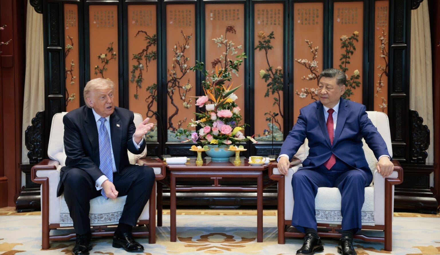 Pendant plusieurs années, le monde a observé l’escalade des tensions entre les United States et la China à travers les droits de douane, les sanctions, les restrictions technologiques et les confrontations politiques. Ce qui était présenté comme une «guerre commerciale» évolue progressivement vers une recherche de coexistence négociée et de coopération stratégique.