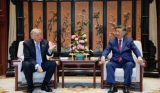 Pendant plusieurs années, le monde a observé l’escalade des tensions entre les United States et la China à travers les droits de douane, les sanctions, les restrictions technologiques et les confrontations politiques. Ce qui était présenté comme une «guerre commerciale» évolue progressivement vers une recherche de coexistence négociée et de coopération stratégique.