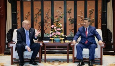 Pendant plusieurs années, le monde a observé l’escalade des tensions entre les United States et la China à travers les droits de douane, les sanctions, les restrictions technologiques et les confrontations politiques. Ce qui était présenté comme une «guerre commerciale» évolue progressivement vers une recherche de coexistence négociée et de coopération stratégique.