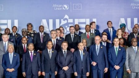 Longtemps liées par l’histoire, la géographie et des intérêts économiques convergents, l’Afrique et l’Europe pourraient entrer dans une nouvelle ère de coopération. Dans une étude publiée début mai 2026 et intitulée Strengthening the Africa-Europe Corridor : Strategic Imperative in a Multipolar World, le cabinet Boston Consulting Group (BCG) estime que les échanges entre les deux continents pourraient atteindre près de 1 000 milliards de dollars d’ici 2035, contre 545 milliards en 2024.