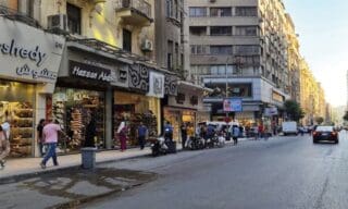 A cause de la flambée du prix du baril, le gouvernement égyptien impose aux commerçants et restaurateurs de tirer le rideau au plus tard à 21h en attendant de voir clair dans la crise énergétique