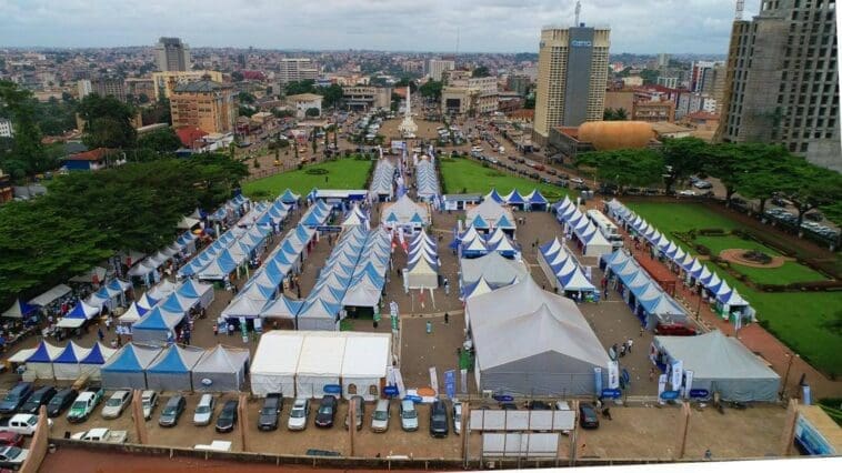 Cameroun | Secteur minier : le grand coup de balai contre l’informel La nouvelle est tombée comme un couperet en marge de la 15e édition du Salon de l'action gouvernementale (SAGO), la grande messe annuelle qui réunit l'État, le secteur privé et les citoyens pour valoriser les services publics et améliorer le climat des affaires, qui s'est tenue du 8 au 13 juin 2026 à Yaoundé. Le ministre des Mines, de l'Industrie et du Développement technologique (Minmidt) par intérim, le Pr. Fuh Calistus Gentry, a, en effet, officialisé une décision radicale en vue d'assainir le secteur de l'exploitation artisanale semi-mécanisée de l'or, dans le but de garantir les intérêts de l'État.