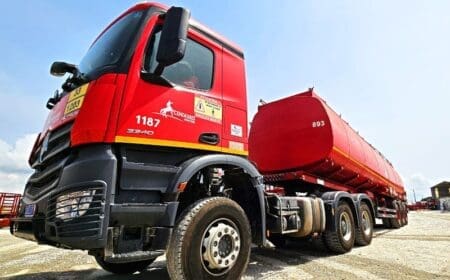 AfricInvest a annoncé, jeudi 4 juin, le lancement de son processus de sortie du groupe Centaures, à travers la cession de l’ensemble de sa participation dans SIPO Holding, la société de contrôle du groupe. Selon un communiqué du fonds, un accord a déjà été conclu avec les actionnaires fondateurs, la famille Delsuc, qui reprendra progressivement les parts détenues par l’investisseur. Le montant de l’opération n’a toutefois pas été communiqué.
