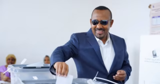 Le Premier ministre, dont le parti était donné archi-favori à ce scrutin face à une opposition fragmentée, est au pouvoir depuis 2018. Il a remporté 438 sièges de la Chambre basse du Parlement, soit environ 90 % du total. Or, il lui fallait 274 sièges pour obtenir la majorité. La formation politique du Premier ministre éthiopien est en effet coutumière des scores staliniens. Aux précédentes élections de 2021, elle avait obtenu déjà 90% des sièges.