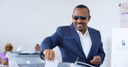 Le Premier ministre, dont le parti était donné archi-favori à ce scrutin face à une opposition fragmentée, est au pouvoir depuis 2018. Il a remporté 438 sièges de la Chambre basse du Parlement, soit environ 90 % du total. Or, il lui fallait 274 sièges pour obtenir la majorité. La formation politique du Premier ministre éthiopien est en effet coutumière des scores staliniens. Aux précédentes élections de 2021, elle avait obtenu déjà 90% des sièges.