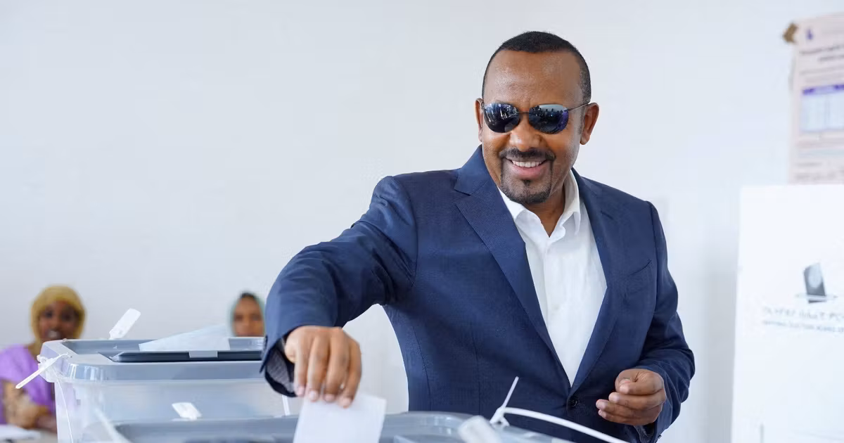 Le Premier ministre, dont le parti était donné archi-favori à ce scrutin face à une opposition fragmentée, est au pouvoir depuis 2018. Il a remporté 438 sièges de la Chambre basse du Parlement, soit environ 90 % du total. Or, il lui fallait 274 sièges pour obtenir la majorité. La formation politique du Premier ministre éthiopien est en effet coutumière des scores staliniens. Aux précédentes élections de 2021, elle avait obtenu déjà 90% des sièges.