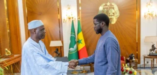 La trajectoire financière du Sénégal pour les prochaines années est claire : le pays doit financer son développement en s’appuyant d’abord sur ses propres forces. Pour consolider durablement ses performances budgétaires sur l’horizon 2027-2029, l’exécutif a choisi de ne pas simplement jouer sur le curseur des taux d’imposition. C’est une refonte globale de l’assiette, de la gouvernance administrative et des outils de contrôle qui s’amorce à travers six réformes clés.