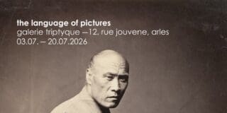 2026 une année historique célébrant le bicentenaire de la toute première photographie permanente — ce geste fondateur qui transforma la lumière en mémoire —, les Rencontres de la Photographie Marrakech traversent la Méditerranée pour poser leurs valises à Arles au cours de son rendez-vous estival majeur.