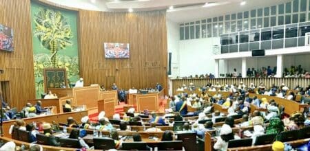 Le Sénégal s’engage dans une nouvelle séquence constitutionnelle. Réunis en séance plénière le 22 juin, les députés ont adopté en première lecture la proposition de loi n°17/2026 portant révision de la Constitution, à l’initiative du groupe parlementaire Pastef-Les Patriotes.
