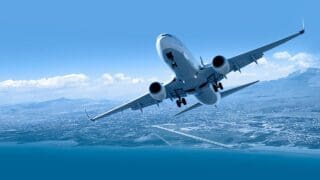 C'était l'époque où les transporteurs nationaux : Air France, Lufthansa, British Airways, Alitalia, SAS, KLM et j'en passe avaient développé le premier réseau international mondial, loin devant même les États-Unis largement concentrés sur leur espace domestique. Les temps ont bien changé. Les opérateurs traditionnels n'ont pas su gérer l'arrivée des transporteurs « low costs » dans lesquels ils ont vu des ennemis au lieu de les considérer comme de fantastiques développeurs de marché.