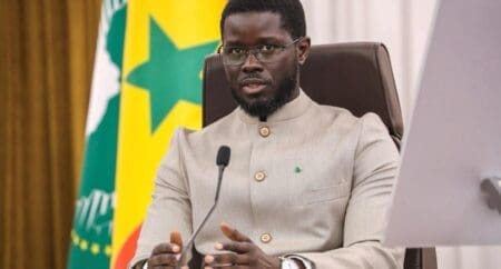 Le Président Diomaye Faye avait repris personnellement la gestion des négociations avec le FMI en déclarant fin mai qu'il pilotait ces discussions afin de résoudre la crise de la dette. Peu après, il a limogé son irrévérencieux Premier ministre Ousmane Sonko, qui s'était opposé à la restructuration de la dette, la qualifiant de « honteuse ».