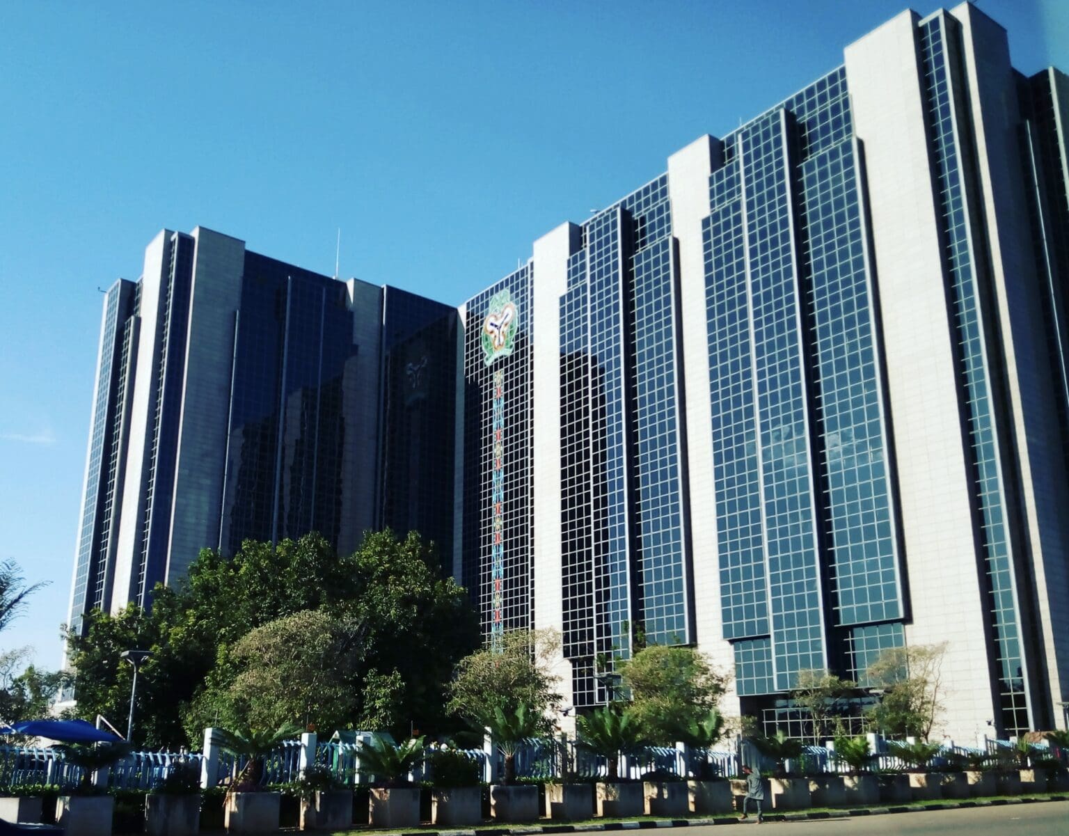 Nigeria| Fintech : la Banque centrale lance le grand « nettoyage » Les approches de régulation sur le continent varient selon le degré de maturité des marchés, les risques identifiés et les priorités nationales. Au Nigeria, la Banque centrale cherche à concilier innovation et stabilité financière. L’adoption d’un cadre pour l’open banking, puis la Stratégie nationale pour les fintechs en 2023, sont au cœur de cette orientation. Plus récemment, le 1er juin dernier, la publication du Nigeria Payments System, a conforté le choix des autorités monétaires qui font du système de paiement « un levier de compétitivité.» Chez le voisin ghanéen, la Banque du Ghana a renforcé la surveillance du secteur grâce à un encadrement plus strict.