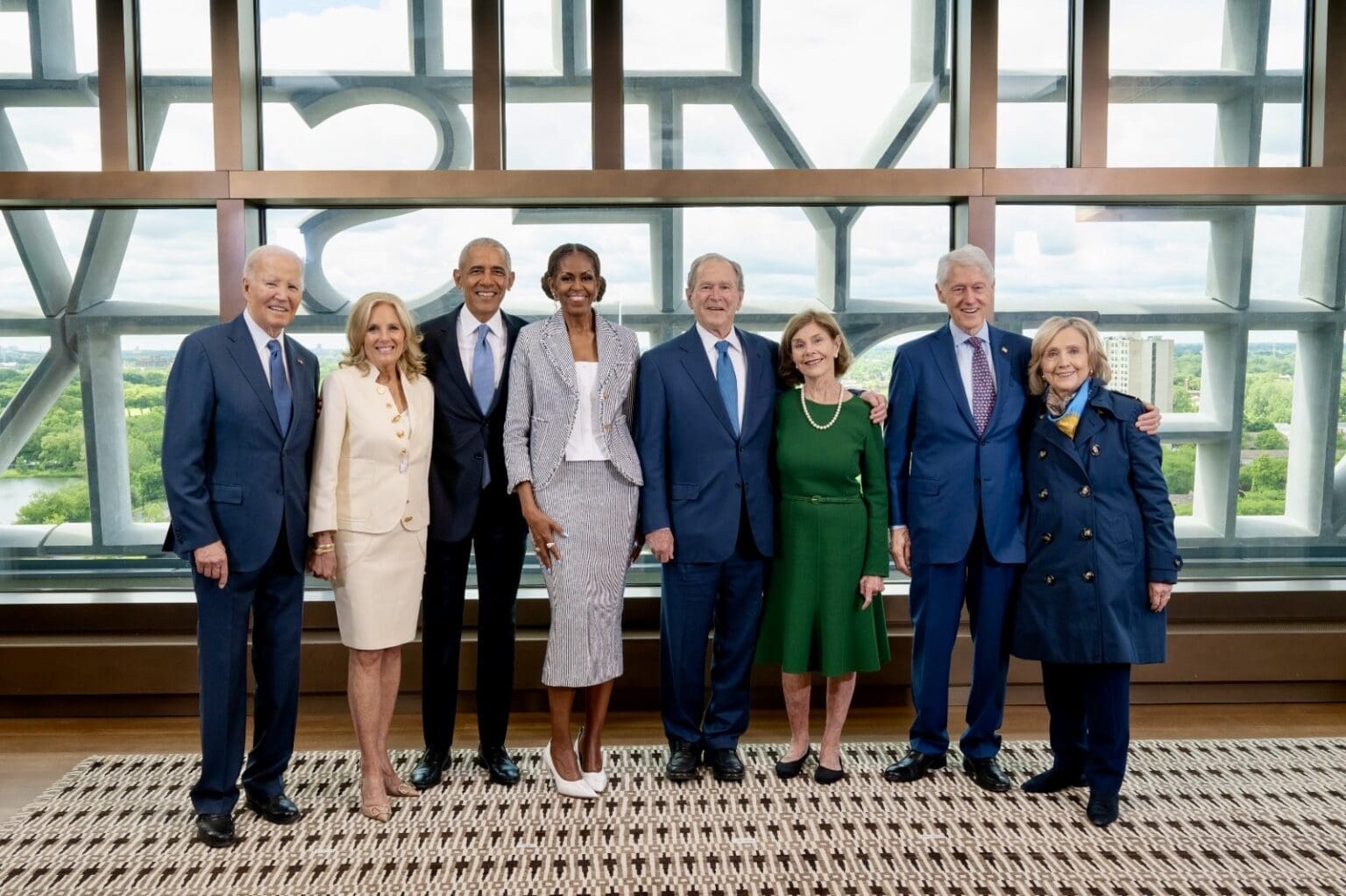 Ils ont pris place, avec leurs épouses Laura Bush, Hillary Clinton et Jill Biden, derrière la famille Obama au complet, avec l’ancienne première dame Michelle Obama et leurs filles Malia et Sasha.