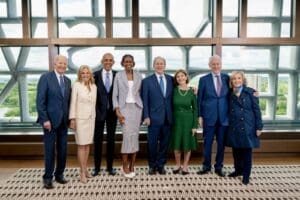 Ils ont pris place, avec leurs épouses Laura Bush, Hillary Clinton et Jill Biden, derrière la famille Obama au complet, avec l’ancienne première dame Michelle Obama et leurs filles Malia et Sasha.