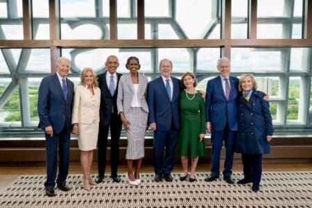 États-Unis | A Chicago : Barack Obama a inauguré son centre présidentiel entouré de Joe Biden, Bill Clinton et George W. Bush Ils ont pris place, avec leurs épouses Laura Bush, Hillary Clinton et Jill Biden, derrière la famille Obama au complet, avec l’ancienne première dame Michelle Obama et leurs filles Malia et Sasha.