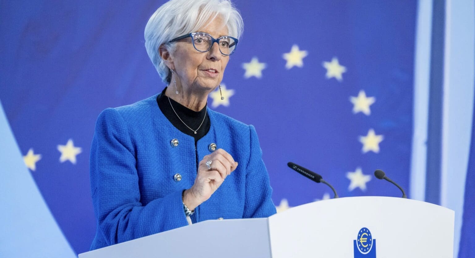 Politique monétaire | Euro : après un statu-quo de trois ans, la BCE relève ses taux La devise européenne est restée stable à 1,1536 dollar. Cependant, il demeure plus proche de ses plus bas de la mi-mars (aux alentours de 1,14 dollar) que de son plus haut d'après-guerre de la mi-avril, au-dessus de 1,18 dollar.