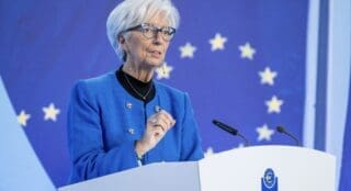 La devise européenne est restée stable à 1,1536 dollar. Cependant, il demeure plus proche de ses plus bas de la mi-mars (aux alentours de 1,14 dollar) que de son plus haut d'après-guerre de la mi-avril, au-dessus de 1,18 dollar.