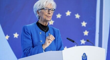 La devise européenne est restée stable à 1,1536 dollar. Cependant, il demeure plus proche de ses plus bas de la mi-mars (aux alentours de 1,14 dollar) que de son plus haut d'après-guerre de la mi-avril, au-dessus de 1,18 dollar.