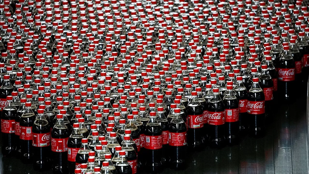 Coca-Cola Hellenic Bottling Company (HBC) prévoit d’investir 1,28 milliard de dollars en Égypte sur la période 2026-2030. L’annonce a été faite par son directeur général, Zoran Bogdanovic, à l’occasion de l’inauguration, le 7 juin dernier à Alexandrie, d’une nouvelle ligne de production de boissons.