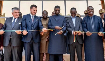 Le Sénégal renforce sa stratégie industrielle. Ce samedi 20 juin, le chef de l’État a inauguré une unité de confection de vêtements pour hommes et femmes implantée dans la zone industrielle de Diamniadio, en périphérie de Dakar.