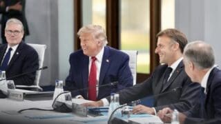 «I am the boss» : Donald Trump a tenu à rappeler ce mercredi aux autres dirigeants des pays du G7 qui était aux commandes. Tout au moins de son point de vue. Arrivé le dernier pour une réunion de travail consacrée au développement international, le président américain s'arrête brièvement au bout de la table où sont déjà assis les autres chefs d'État et de gouvernement, et lance : «C'est moi le patron», avant de prendre sa place en souriant largement. La déclaration suscite quelques rires.
