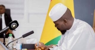 Le président guinéen a promulgué, le 13 juin, un décret ratifiant l’Accord-cadre et l’Accord de mandat signés avec la Banque islamique de développement (BID). Cette formalité institutionnelle permet de finaliser les mécanismes de financement du corridor routier régional reliant la Guinée au Sénégal.