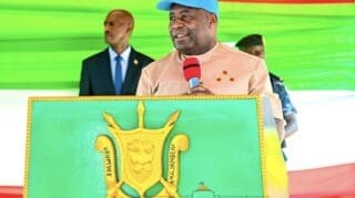 Burundi | Eau potable : un plan d’urgence de 90 millions de dollars La station deviendra la deuxième plus importante unité de production d’eau de Bujumbura, avec une capacité de 120 000 mètres cubes. Elle vise à répondre au déficit chronique d’approvisionnement en eau potable dans la capitale économique et ses environs. Le financement du projet repose principalement sur un appui de la Banque mondiale, qui mobilise 80 millions de dollars, tandis que l’Etat burundais apporte 10 millions de dollars.