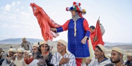 MATA 2026 | Culture : quand le cheval devient le trait d’union de l’unité marocaine MATA s’inscrit dans une dynamique profondément symbolique pour le Royaume. Placée sous le thème « MATA célèbre Aïd Al Wahda et un demi-siècle de rayonnement économique, culturel et spirituel des Provinces du Sahara marocain », elle met en lumière la continuité historique et territoriale du Maroc, du Jbal Al Alam jusqu’aux provinces du Sud.
