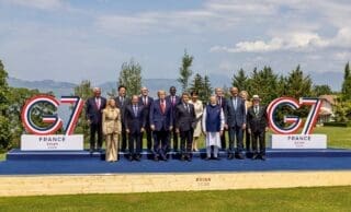 Minerais critiques | Le G7 lance l’offensive : l’Afrique face à un tournant stratégique Après trois jours de discussions, le sommet du G7, qui s’est achevé le 17 juin, a débouché sur une nouvelle déclaration consacrée aux minerais critiques. Réunis à Évian, les dirigeants de la France, de l’Allemagne, du Canada, des États-Unis, de l’Italie, du Japon et du Royaume-Uni, aux côtés de plusieurs partenaires dont l’Australie, ont affiché leur volonté de réduire leur dépendance aux chaînes d’approvisionnement dominées par la Chine.